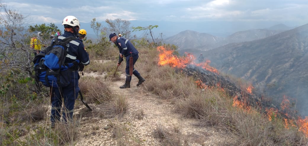 Alerta por posibles deslizamientos de tierra, crecientes súbitas e incendios en el Huila.