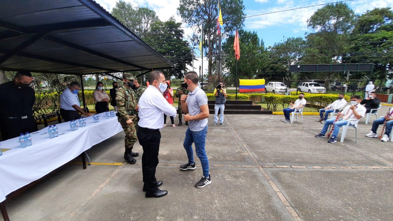 La Novena Brigada entregó libretas militares a comunidades indígenas y víctimas.
