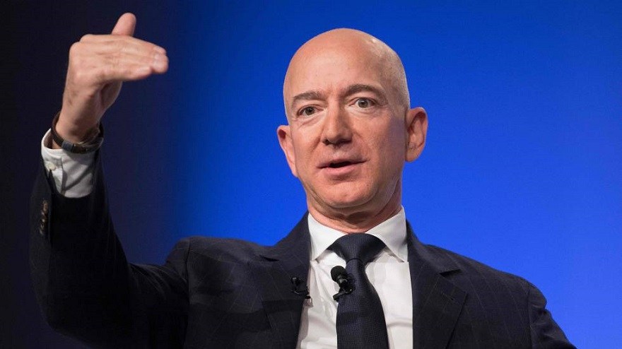 Jeff Bezos llega a un patrimonio neto histórico de US$197.800 millones.