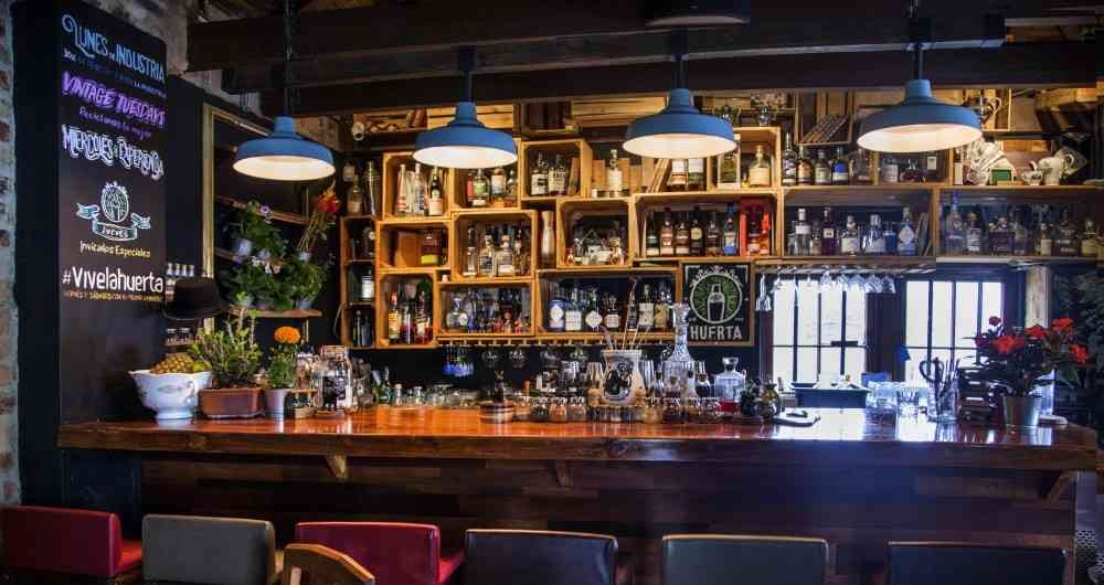 Gobierno limita funcionamiento de bares y restaurantes por Navidad.