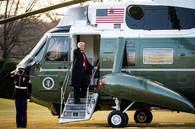 Trump abandona la Casa Blanca y manifiesta “estaremos de vuelta de algún modo”.