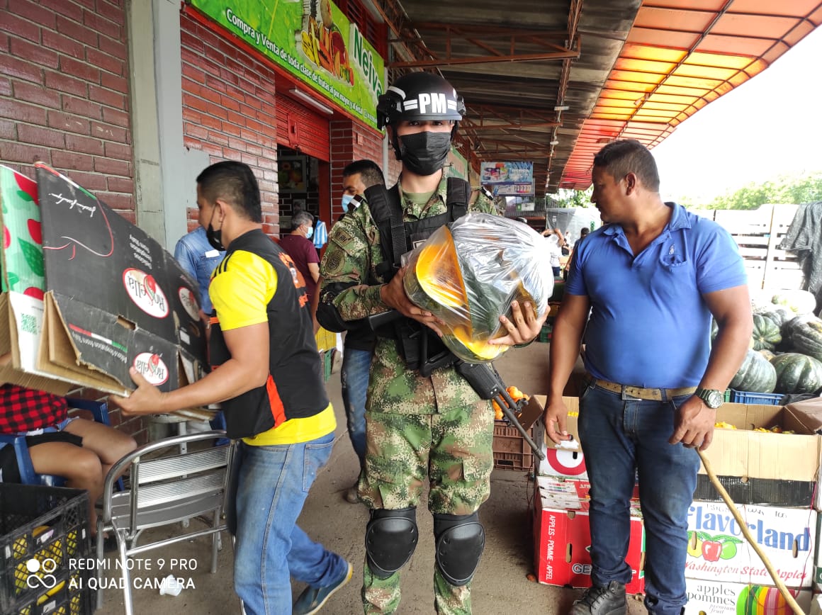Soldados recolectan alimentos para ayudar a los más vulnerables.